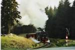 Das Waldgasthaus Drei Annen wurde so eben passiert und nun folgt fr die 99 7238 die Strae nach Schierke. Der Bahnhof Drei Annen Hohne ist in wenigen Minuten erreicht. 2.4.2007