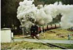 Ausfahrt frei! Die 99 7238 ist hier mit ihrem Zug zum Brocken bei der Ausfahrt aus dem bahnhof Drei Annen Hohne zu sehen, bevor sie in den Wald abtaucht.