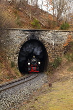 Ausfahrt (Scheinanfahrt) von 99 5901 mit IG HSB-Sonderzug am 05.02.2016 aus dem Thumkuhlental-Tunnel.