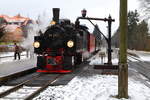 Nachdem 99 5901 mit ihrem IG HSB-Sonderzug am 05.02.2016 im Bahnhof Drei Annen Hohne eingefahren ist, erfolgt sogleich das obligatorische Wasserfassen, bevor es dann hinauf nach Schierke und zum Brocken geht. Der Regen, welcher uns auf der gesamten bisherigen Fahrt treu begleitet hat, ist mittlerweile in nassen Schneefall übergegangen.