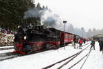 Den kurzen Aufenthalt im Bahnhof Schierke nutzt 99 5901, welche hier am 05.02.2016 mit einem IG HSB-Sonderzug zum Brocken unterwegs ist, nochmals zum Wasserfassen, während die Fotografen die