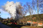 Ausfahrt von 99 5901 mit IG HSB-Sonderzug 1 am 06.02.2016 aus dem Haltepunkt Sorge. Wir sehen diesen Zug heute zum letzten Mal, da er für die Sonderfahrt am nächsten Tag vorgesehen ist und deshalb von Benneckenstein über Eisfelder Talmühle weiter nach Gernrode fahren wird. Die Fahrt am nächsten Tag geht dann von Quedlinburg nach Eisfelder Talmühle und zurück. Sämtliche Fahrgäste des heutigen Tages werden von 99 6001 mit Sonderzug 2 von Benneckenstein zurück nach Wernigerode gebracht. (Bild 1)