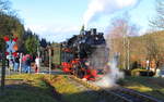 Nach erfogter Fotofahrt, drückt 99 6001 am 06.02.2016 ihren IG HSB-Sonderzug 2 zurück in den Haltepunkt Sorge und überquert hier gerade die Försterbergstraße. Nachdem die Fotofreunde wieder eingestiegen sind, geht es dann weiter nach Benneckenstein.