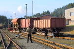Unter den wachsamen Augen des Obersten Betriebsleiters der HSB GmbH, Herrn Bauer, wird der Fotogüterzug am 06.02.2016 von 99 222 ein Stück aus dem Bahnhof Benneckenstein gezogen, um ihn auf