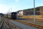 Nachdem am 06.02.2016 ein Planzug den Bahnhof Benneckenstein passiert hat und die Zugumbildungsarbeiten mit dem Fotogüterzug abgeschlossen sind, drückt 99 6001 ihren IG HSB-Sonderzugzug 2 in den Bahnhof, um die Fahrgäste wieder zur Rückfahrt nach Wernigerode einsteigen zu lassen. Auf der Wagenplattform die Zugführerin der HSB  und unser IG-Reiseleiter, Herr Schwarzbach.