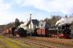 Zugüberholung am 06.02.2016 im Bahnhof Elend. Auch auf der Rückfahrt von Benneckenstein nach Wernigerode kam es im Rahmen einer IG HSB-Veranstaltung noch zu zwei fototechnischen Sehenswürdigkeiten. Hier wird gerade der vorher vorausfahrende Fotogüterzug mit 99 222 von Sonderzug 2  mit 99 6001 überholt. Die nächste und letzte Überholung steht dann in Drei Annen Hohne auf dem Programm.