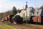 99 222 mit HSB-Fotogüterzug am 06.02.2016 im Bahnhof Elend. Dahinter Sonderzug 2, welcher genau wie der Güterzug für eine Veranstaltung der IG HSB unterwegs ist.