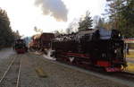 Ausfahrt von 99 222 mit Fotogüterzug am 06.02.2016 aus dem Bahnhof Drei Annen Hohne. (Bild 5) Das ist nunmehr das letzte Bild vom Fotogüterzug an jenem Tag. Nachdem er den Bahnhof verlassen hat, wird er ohne weitere Verzögerung nach Wernigerode weiterfahren, wo im Bw Westerntor die Waggons zur Abstellung kommen. Danach kehrt dann auch 99 222 zum Dienstschluß in die Lokeinsatzstelle zurück. Der links stehende Sonderzug 2 der IG HSB folgt dann einige Zeit später.