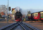 Langsam rollt 99 7243-1 mit P8963 (Quedlinburg - Alexisbad) in den Bahnhof von Gernrode ein.