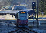 Der frisch lackierte Triebwagen 187 019-5 verlässt als P8982 (Hasselfelde - Harzgerode) den schattigen Bahnhof von Alexisbad und macht sich bereit für den steilsten Abschnitt auf dem Netz