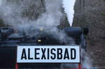 99 7243-1 hat gerade ihren Zug umfahren und fährt langsam an ihn heran. Danach geht es zurück es als P8962 (Alexisbad - Gernrode).

Alexisbad, 17. Dezember 2016