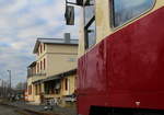 187 019-5 steht im Bahnhof Stiege. Da er als P8981 (Harzgerode - Nordhausen Nord) unterwegs ist, muss hier die Richtung geändert werden. Doch dazu wird nicht durch die Wendeschleife gefahren. Man fährt ein kleines Stück aus dem Bahnhof raus in Richtung Hasselfelde, der Triebfahrzeugführer wechselt den Führerstand und dann geht es wieder in den Bahnhof rein. Auf die Frage, warum man die Wendeschleife nicht benutzt, obwohl dies betrieblich einfacher wäre, antwortete mir der Tf:  Das will man nicht . Schade eigentlich..

Stiege, 17. Dezember 2016