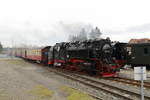 99 7245 mit P 8920 (Nordhausen Nord-Brocken) am 07.02.2016 bei der Einfahrt in den Bahnhof Benneckenstein. (Bild 3) Mit immerhin acht Wagen hat der Zug eine stattliche Länge, was auf den Steigungsstrecken des Hochharzes, insbesondere auf der zum Brocken, Höchstleistungen von Personal und Maschine verlangt!