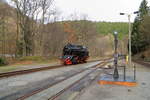 99 6001 am 07.02.2016 auf Umsetzfahrt im Bahnhof Eisfelder Talmühle. Wenig später wird sie ihren IG HSB-Sonderzug zurück nach Wernigerode bringen. (Bild 1) Hier mogelt sich tatsächlich mal ein schwacher Sonnenstrahl durch die ansonsten kompakte Wolkendecke!