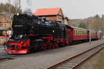 99 7239 mit P8965 (Gernrode-Hasselfelde) am Nachmittag des 07.02.2016 im Bahnhof Alexisbad.