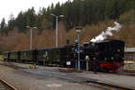 99 5901 mit IG HSB-Sonderzug am 07.02.2016 beim Wasserfassen im Bahnhof Alexisbad. Um nicht extra umsetzen zu müssen, hat die Lok kurzerhand den Zug für diesen Vorgang ein wenig aus dem Bahnhof geschoben, wodurch der letzte Wagen allerdings auf der Weiche zum Streckengleis zum Stehen kam. Das war auch der Grund dafür, warum man mit dem Wassernehmen warten mußte, bis Planzug P8965 nach Hasselfelde den Bahnhof verlassen hatte.