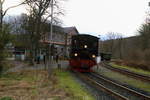 99 5901 mit IG HSB-Sonderzug am 07.02.2016 im Haltepunkt Mägdesprung. Bevor die Fahrt nach Quedlinburg fortgesetzt werden kann, muß die Kreuzung mit einem Plantriebwagen abgewartet werden. Die links zu sehende Gaststätte des eigentlich hübschen Fachwerkbahnhofgebäudes ist leider geschlossen und hat auch schon mal bessere Tage gesehen!