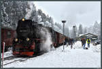 Frostiges Winterwetter sorgte am 11.02.2017 für ein reges Besucheraufkommen im Harz. 99 7235-7 wartet mit P 8925 im Bahnhof Schierke auf die Ausfahrt Richtung Brocken.