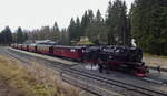 99 236 steht mit P8933 (Wernigerode - Brocken) im Bahnhof Schierke.