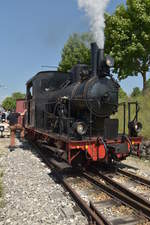 Nach dem der Meister den Zug an den Bahnsteig in Neresheim rangiert hat, steigt er erst einmal vom Führerstand ab und guckt sich das Ergebnis seines Tuns an.