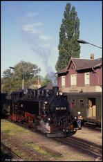 991791 wartet am 3.5.1990 vor dem P 14234 nach Radeburg im Bahnhof Moritzburg auf die Abfahrtzeit.