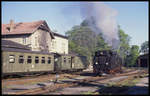 991791 fährt hier im Bahnhof Radeburg am 3.5.1990 zum Zug, um in Richtung Radebeul vor zu spannen.