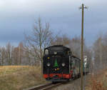 Hier trifft der Fotograf beim Vorweihnachtsspaziergang auf  99 1761-8 kurz vor dem Dippelsdorfer Teich.