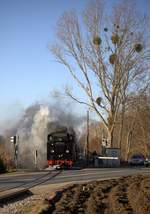 99 1761-6 am BÜ in Berbisdorf, auf dem Wege nach Radebeul.21.02.2021 15:46 Uhr.