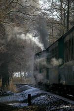 Der Vormittagszug nach Radeburg, bei der Ausfahrt In Cunnertswalde.12.12.2021 11:16 Uhr