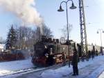 99 1789-9 steht am 10.01.2009 mit ihrem Personenzug abfahrbereit im Bahnhof Radebeul-Ost.