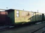 SDG / DR - Gepckwagen 974-303 im Bahnhofsareal von Radebeul am 09.12.2008