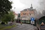 Vor wenigen Minuten hat P3008 nach Radeburg am 31.08.2012 den Bahnhof Radebeul-Ost verlassen, berquert hier soeben die Schildenstrae im Dresdener Ortsteil Radebeul und folgt im Weiteren dem Verlauf