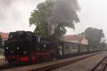 Gerade wird 99 1777 am 31.08.2012 im Bahnhof Radeburg an P3009 angekuppelt.