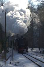 Mchtig dampfend kommt  99 1775 - 8 aus Richtung Radebeul Ost , um nach wenigen Metern am Haltepunkt Friedewald , anzuhalten.