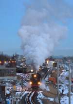 Durch die Schneereste und die Baustelle sieht der Blick auf den ausfahrenden Zug des Lnitzdackel uerst unaufgerumt aus.