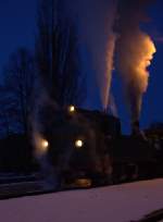 Beonders  lang zu hren und zu sehen ist hier  der Achtungspfiff der Lok 176 der Traditionsbahn Radebeul, dies ist auch ntig, denn es ist der Karnevalssonderzug  aus  Radeburg, der sich hier  am