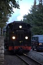 Hier prsentiert sich 99 1777-4 in Radebeul West in der Pestalozzistrae  18.09.2013  07:02 Uhr.Der Fotgraf steht hinter der Mauerecke Dr.- Schmincke-Allee.