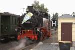 Nachdem 99 1777 am 31.08.2012 ihren Zug P3007 aus Moritzburg am Bahnsteig in Radebeul-Ost abgeliefert hat, verabschiedet sie sich erstmal ins Bw um ihren  Durst  zu stillen.