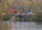 Gleisbau, Schwellenwechsel auf dem Damm , der den  Dippelsdorfer Teich durchquert. 04.11.2017 16:41 Uhr.