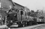 17. Oktober 1981, der zum Jubiläum „100 Jahre Sächsische Schmalspurbahnen“ mit der Lokomotive 132 der K.Sä.Sts.E.B. (99 539) verkehrenden Festzug erwartet im Endbahnhof Radeburg das Signal zur Abfahrt