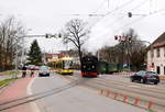 Der Damplokbespannte Zug der Lössnitzgrundbahn überquert die Straße in Radebeul. Der Dampfer hat Vorrang vor der dresdener Straßenbahn.
Radebeul, 20.02.2020.
