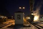 99 713 bespannt den Abendpersonenzug nach Moritzburg.17.01.2021 17:25 Uhr Radebeul Ost.