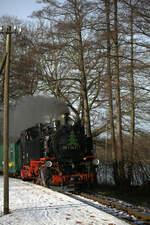 Der Vormittagszug nach Radeburg bei der Einfahrt in Cunnertswalde.12.12.2021 11:15 Uhr.