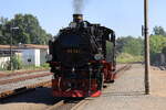 99 747  rangiert  in Radeburg und setzt sich nach dem Wassernehmen an den Zug.
29.07.26  gegen 16:00 Uhr.