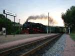 99 1775-8 fhrt in den Haltepunkt Friedewald Bad ein.Der Haltepunkt gehrt zu der Strecke Radebeul Ost-Radeburg.04.07.08.