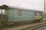 SDG / DR - Gepckwagen 974-502 im Bahnhofsareal von Radebeul im Nov.2004