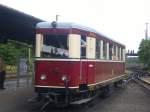 Triebwagen VT 137 322 kommt am 05.07.2008 gegen Mittag in Radebeul Ost an.