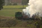 Die Neubau IV K 99 586,  getarnt  als schsiche IVK No 176 am 24.10.09 den Bahnhof Friedewald in Richtung Radebeul Ost verlassen.