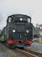 99 1761 - 8 in Radebeul , fast  auf   der Pestalozzi Str., da Strae und Bahn unmittelbar parallel laufen. Zug von Moritzburg nach Radebeul Ost.
Zeit  gegen  16:23 Uhr. In wenigen Minuten wird der Zug in Radebeul Ost  einlaufen, 99 1761 - 8 wird umsetzen und es geht zurck nach Radeburg.
Denken wir ca. 105 Jahre zurck , dann mag Karl May wohl auch das Luten und Pfeiffen der Lnitzgrundbahn gehrt haben, als er in der Villa Chatterhand sa und 
sich weitere Abenteuer ausdachte,oder wenn er mit F.E. Bilz in Gesprche vertieft war.
Am Haltepunkt Lnitzgrund kann man aussteigen und das Bilz Bad zu Fu erreichen  