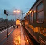 Wo sind die Reisenden ? Ist es noch zu frh oder hat der Regen sie vertrieben ?  Um 04:56 Uhr startet der erste Zug  nach Radeburg, er fhrt fast immer leer, erst auf der Rckfahrt von Radeburg dient